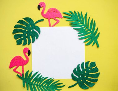 Yaz tasarım. Flamingo tropikal yapraklar sarı bir arka plan ile. Metin için bir yer ortada