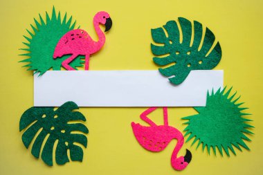 Yaz tasarım. Flamingo tropikal yapraklar sarı bir arka plan ile. Metin için bir yer ortada