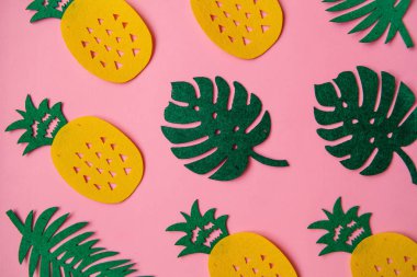 Ananas ve yaprakları sürü tropikal yaz parlak arka plan.