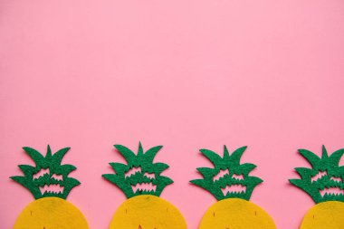 Ananas pembe bir arka plan üzerinde üst üste. Yaz minimalist tasarımı. Orada metin için bir yer