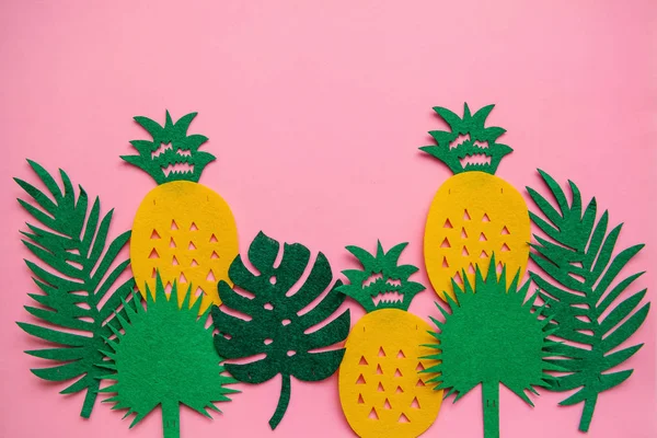 Ananas ve yaprakları sürü tropikal yaz parlak arka plan