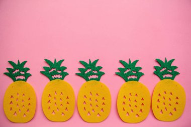 Ananas pembe bir arka plan üzerinde üst üste. Yaz minimalist tasarımı. Orada metin için bir yer