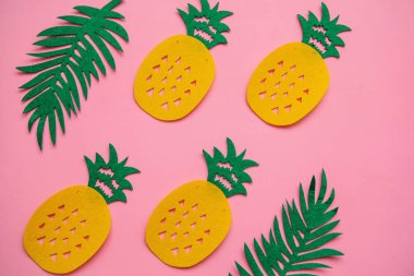 Ananas ve yaprakları sürü tropikal yaz parlak arka plan