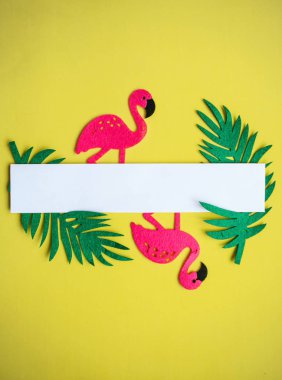 Yaz tasarım. Flamingo tropikal yapraklar sarı bir arka plan ile. Metin için bir yer ortada