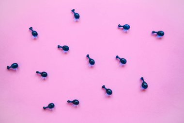 Dolgu maddeleri veya kapsül hyaluronik asit üzerinde pembe bir arka plan ile. Cilt Bakımı ve yüz sağlık