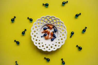 Birçok hapları veya kapsül hyaluronik asit ve koenzim q10. Cilt sağlığı için bakım