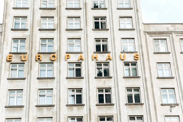 Uma vista de um edifício chamado Casa da Europa é um edifício de escritórios de vários andares ou um centro de negócios urbano . — Fotografia de Stock