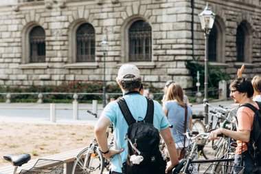 Almanya'da Leipzig gezi bisiklet turist bir grup. Bisiklet gezi.