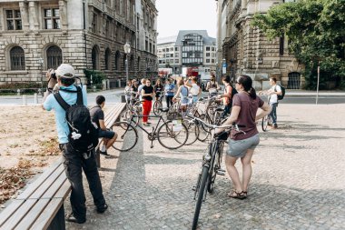 Almanya'da Leipzig gezi bisiklet turist bir grup. Bisiklet gezi.