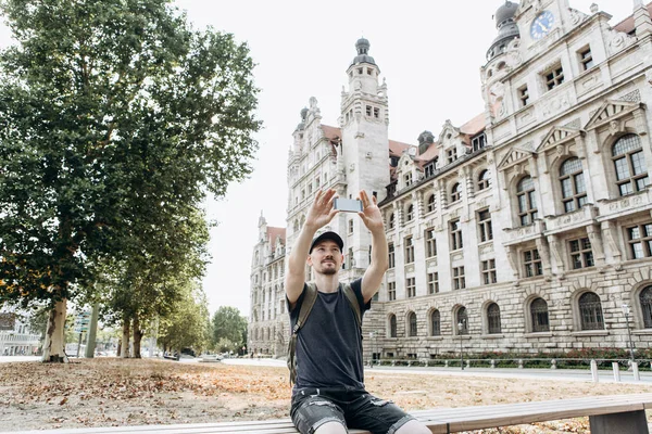 Mladý muž či turistické nebo student používá mobilní telefon. — Stock fotografie