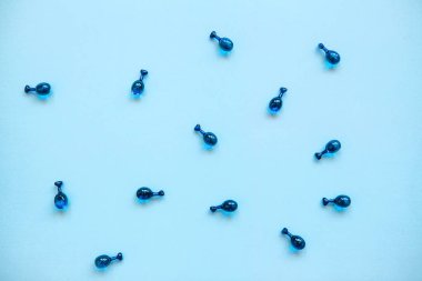 Dolgu maddeleri veya kapsül hyaluronik asit üzerinde mavi bir arka plan ile. Cilt Bakımı ve yüz sağlık