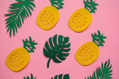 Ananas ve yaprakları sürü tropikal yaz parlak arka plan