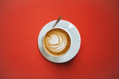 Geleneksel sabah lezzetli ve aromatik kapiçino ile bir fincan