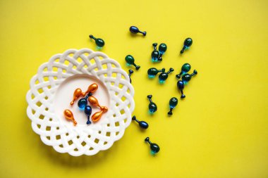 Birçok hapları veya kapsül hyaluronik asit ve koenzim q10. Cilt sağlığı için bakım