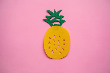 Ananas çok az tarzı pembe bir arka plan üzerinde
