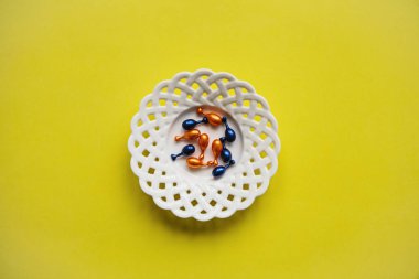 Birçok hapları veya kapsül hyaluronik asit ve koenzim q10. Cilt sağlığı için bakım