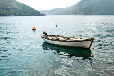 Yalnız balıkçı teknesi su. Rahatlama ve huzur.