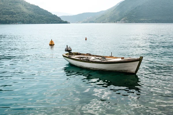 Einsames Fischerboot auf dem Wasser. Entspannung und Ruhe. — Stockfoto