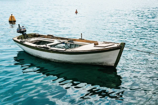 Einsames Fischerboot auf dem Wasser. — Stockfoto