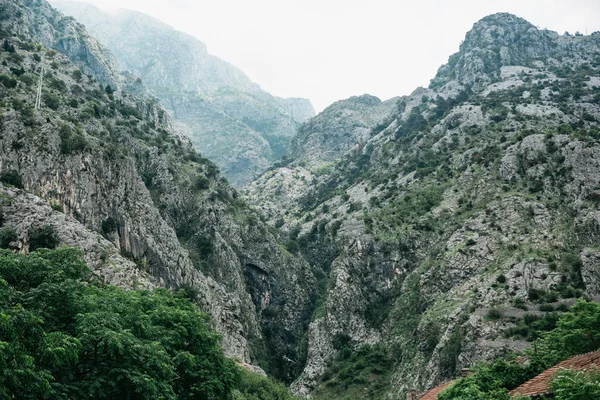 Sis Karadağ'daki dağlarda güzel görünümü.