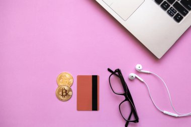 E-ticaret kredi kartları ve cryptocurrency ile kavramsal fotoğraf.