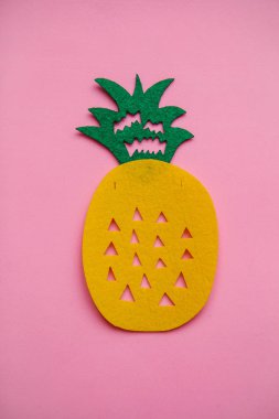 Ananas çok az tarzı pembe bir arka plan üzerinde