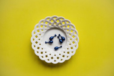 Dolgu maddeleri veya kapsül hyaluronik asit ile. Cilt Bakımı ve yüz sağlık