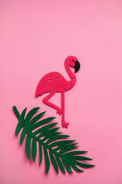 Minimal tarzda bir Pembe Flamingo ve fern yaprağına.