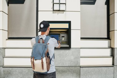 Turist daha fazla seyahat için ATM 'den para çekiyor..