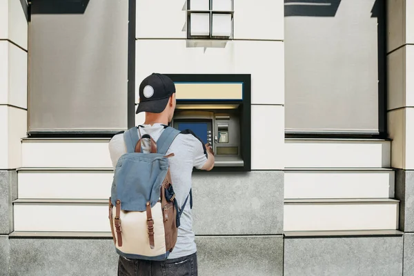 Turist daha fazla seyahat için ATM 'den para çekiyor..