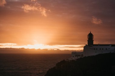 Deniz feneri ve kayalıklarla Portekiz Cape St. Vincent, gün batımında görünümü.