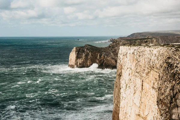 Piękny Widok Ocean Atlantycki Nadmorskie Klify Wybrzeża Portugalii Słoneczny Dzień — Zdjęcie stockowe