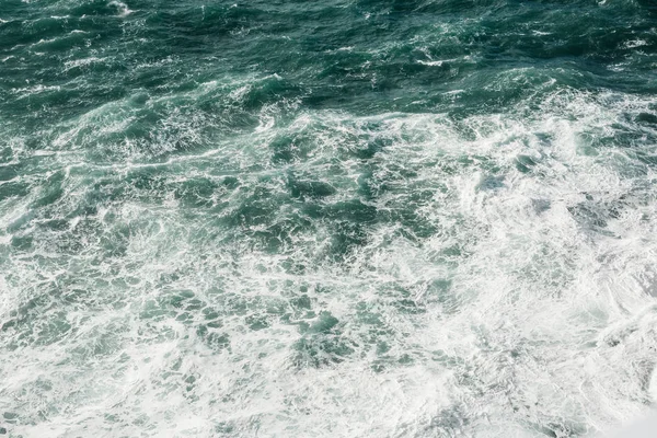 Hermosa vista de la superficie del agua con las olas —  Fotos de Stock