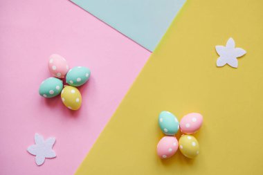 Çok renkli arka plan üzerinde renkli Paskalya yumurtaları. Festival Paskalya arka plan