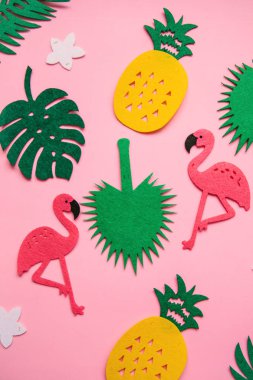Flamingolar, tropikal yaprak ve ananas bir sürü yaz arka plan