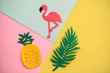 Flamingo, tropikal yaprak ve renkli bir arka plan üzerinde ananas. Yaz arka plan