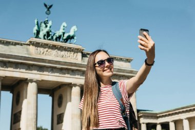 Genç güzel kız selfie yapar ya da manzaraları çekiyor.