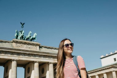 Genç güzel bir olumlu gülümseyen şık turist kız portresi.