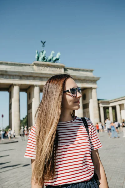 Genç güzel bir olumlu gülümseyen şık turist kız portresi.