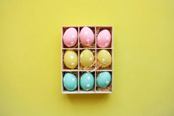 Pole prezent lub wakacje lub pojemnik z kolorowe pisanki jajka na żółtym tle. Wielkanoc celebracja koncepcja w minimalistycznym stylu — Zdjęcie stockowe