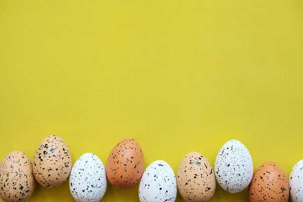 Набор цветных яиц на желтом фоне. Праздничная Пасха . Лицензионные Стоковые Изображения