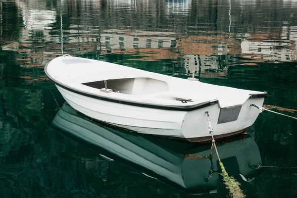 Weiße leere Fischerboot im Meer in der Nähe der Küste — Stockfoto