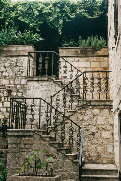 Staré schodiště vedoucí ke vchodu do budovy — Stock fotografie