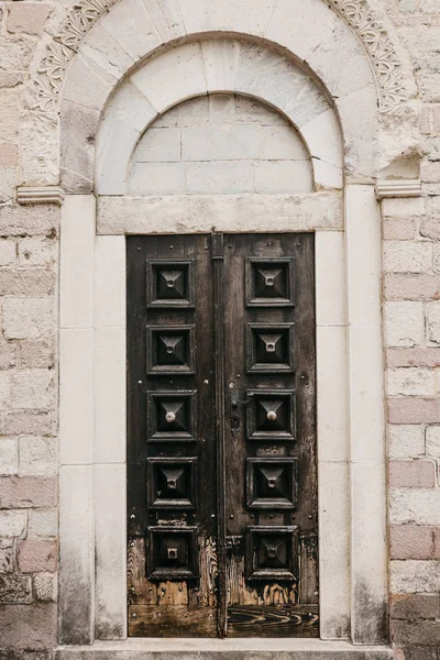 Stare drewniane drzwi zamknięte przy wejściu do budynku — Zdjęcie stockowe