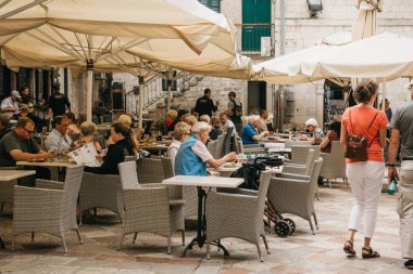 İnsanlar yemek ve sokak bir kafede dinlenme.