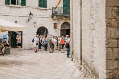 Yerler için kuyrukta turist bir grup.