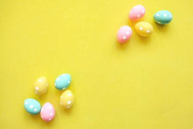 Bir sürü sarı bir arka plan üzerinde renkli Paskalya yumurtaları. Festival Paskalya arka plan