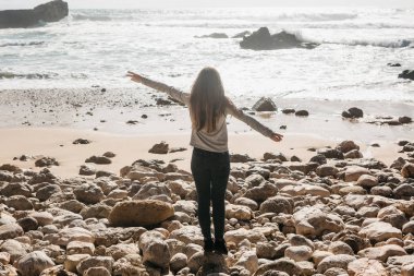 Atlantik Okyanusu güzel manzarasına hayran bir kız arkadan görünüş.