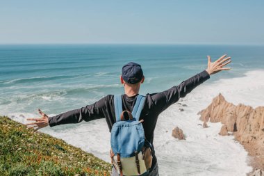 Bir turist bir sırt çantası ile nasıl özgür ve mutlu olduğunu gösterir.
