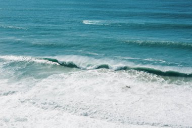 Dalgalar ve köpükler denizde ya da okyanusta yakın plan. Güzel doğa.